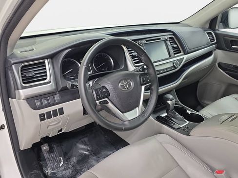 Used 2018 Toyota Highlander XLE w/ Protection Package #3 AWD/4WD image 16