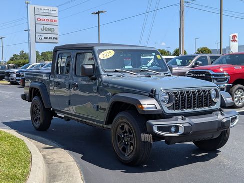 Used 2025 Jeep Gladiator Sport AWD/4WD image 3