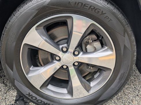 Used 2019 Jeep Cherokee Limited AWD/4WD image 16