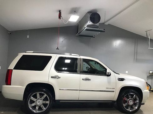 Used 2010 Cadillac Escalade Premium AWD/4WD image 2