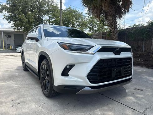 Used 2024 Toyota Grand Highlander AWD image 11