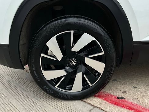 Used 2025 Volkswagen Atlas Cross Sport SE image 9