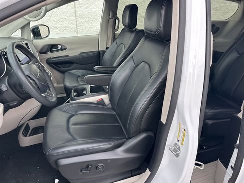 Used 2024 Chrysler Pacifica Limited FWD image 10