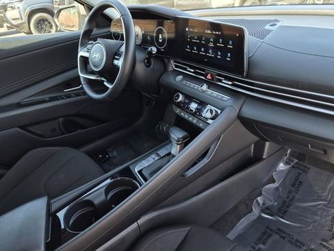 Used 2025 Hyundai Elantra SEL image 11