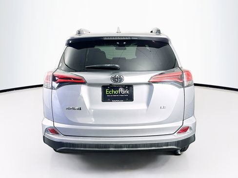 Used 2018 Toyota RAV4 LE image 7