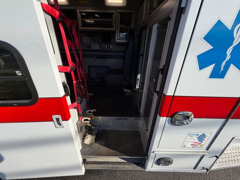 Used 2015 Chevrolet Express 4500 4500 Van 159 Diesel w/ Ambulance Package image 31