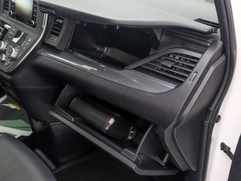 Used 2018 Toyota Sienna SE Premium w/ Carpet Mat Package image 22