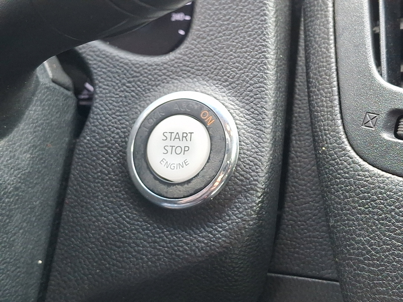Used 2013 INFINITI G37 Convertible w/ Premium Pkg RWD image 25