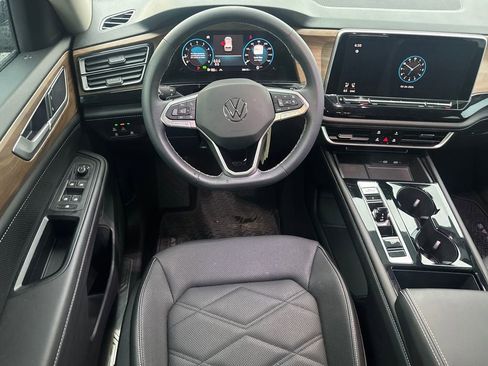 Used 2024 Volkswagen Atlas SE w/ Black Wheel Package FWD image 14