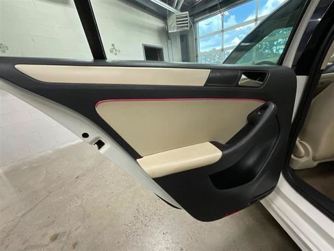 Used 2011 Volkswagen Jetta SE FWD image 19