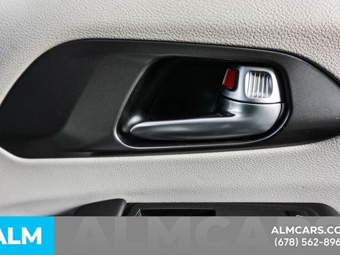 Used 2024 Chrysler Pacifica Touring-L image 43