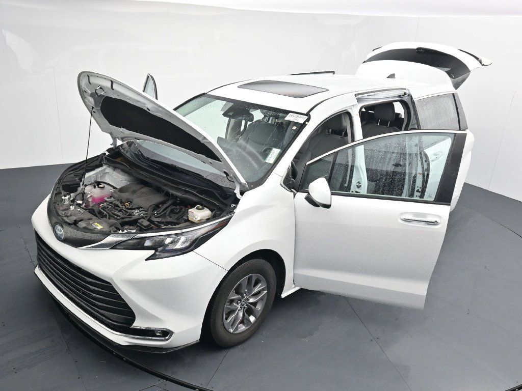 Used 2024 Toyota Sienna XLE FWD image 26