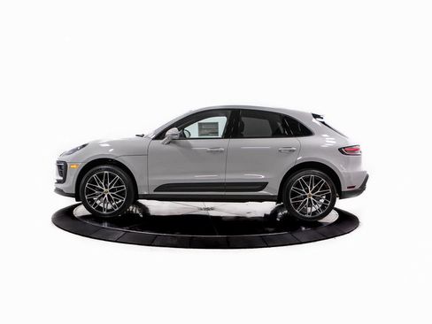 Certified 2025 Porsche Macan image 2