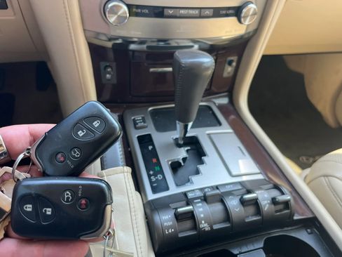 Used 2014 Lexus LX 570 4WD w/ Luxury Package image 23