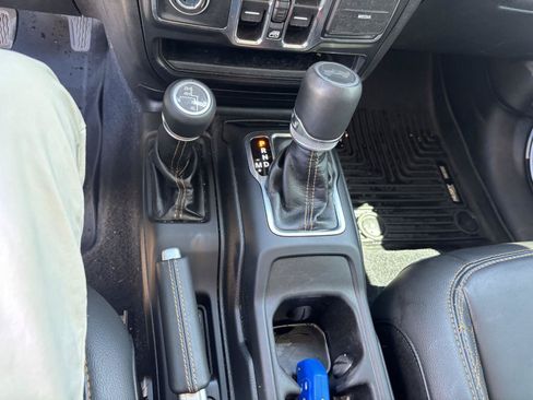 Used 2022 Jeep Wrangler Unlimited Sahara AWD/4WD image 18