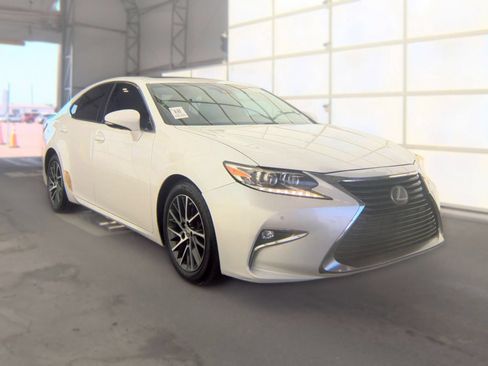 Used 2017 Lexus ES 350 w/ Luxury Package FWD image 3