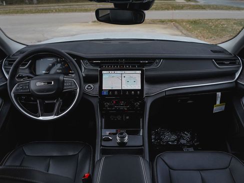 New 2025 Jeep Grand Cherokee Limited image 12