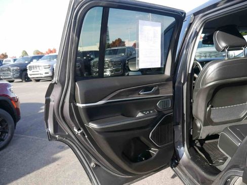 Used 2023 Jeep Grand Cherokee Limited w/ Black Appearance Package image 13