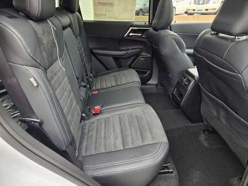 New 2025 Mitsubishi Outlander SE image 7