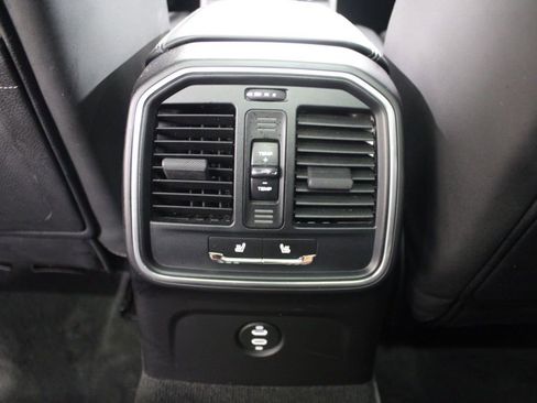 Certified 2022 Porsche Macan AWD/4WD image 34