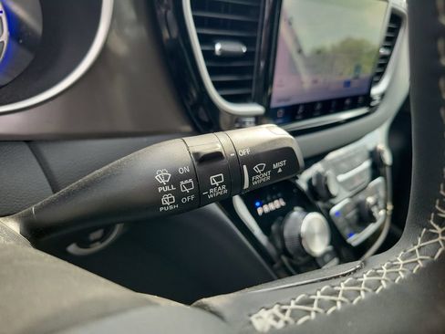 Used 2025 Chrysler Pacifica Select FWD image 32