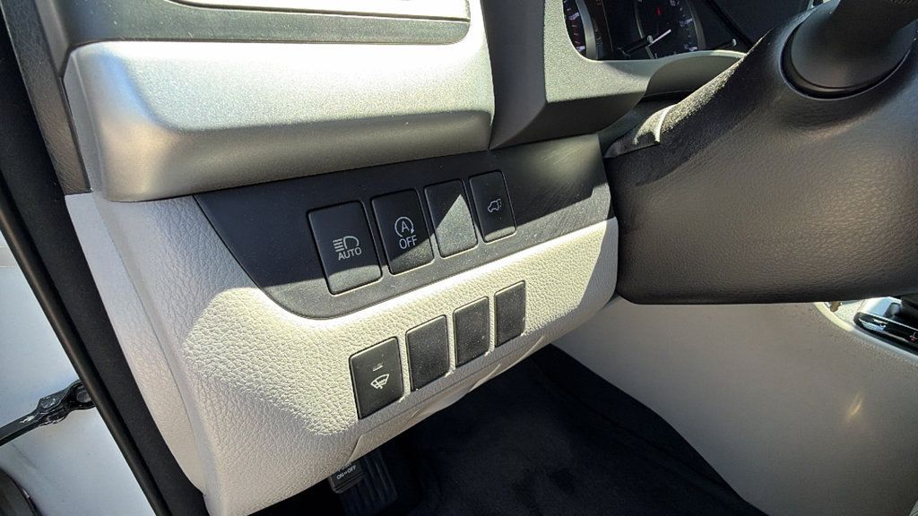 Used 2018 Toyota Highlander Plus FWD image 15