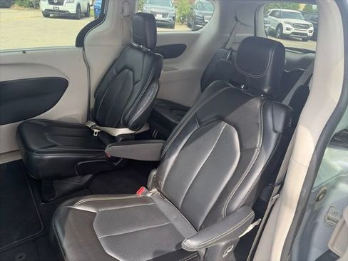 Used 2023 Chrysler Pacifica Touring-L FWD image 11