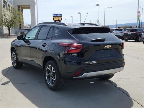 New 2026 Chevrolet Trax LT w/ Driver Confidence Package FWD image 4