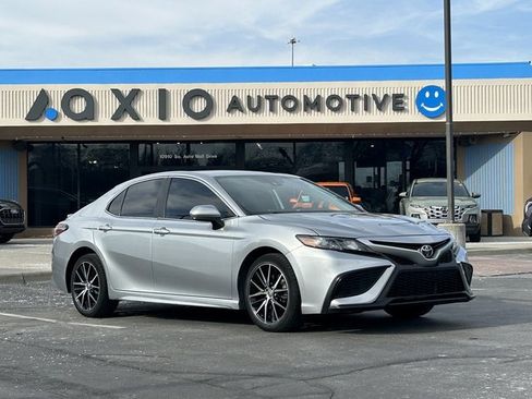 Used 2021 Toyota Camry SE image 1