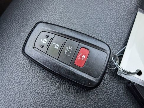 Used 2020 Toyota Highlander XLE image 30