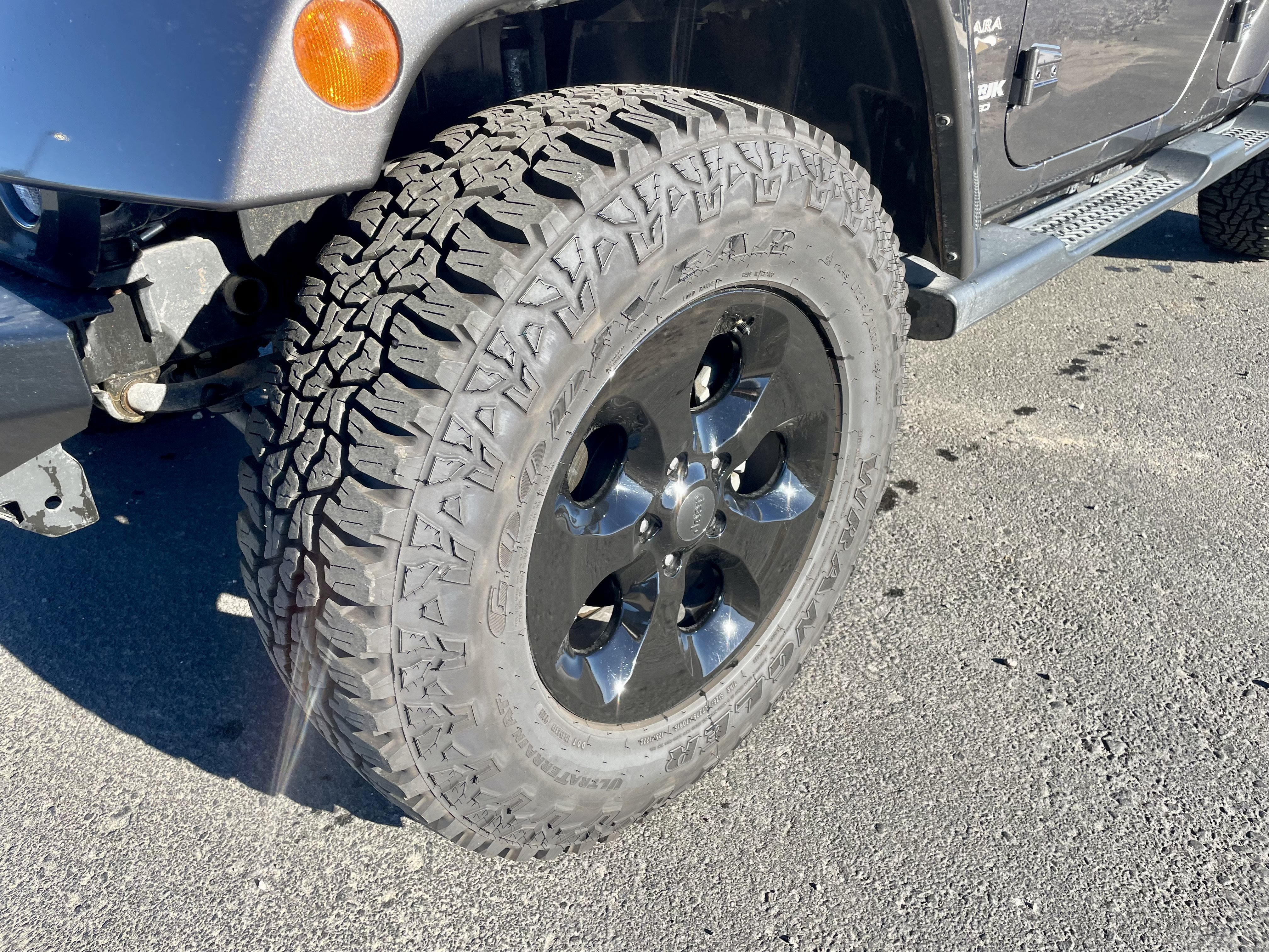 Used 2018 Jeep Wrangler Unlimited Sahara w/ Connectivity Group AWD/4WD image 9