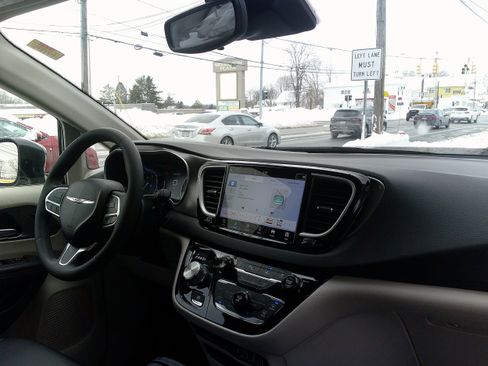 Used 2024 Chrysler Pacifica Touring-L image 21