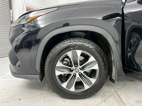 Used 2021 Toyota Highlander XLE AWD/4WD image 25