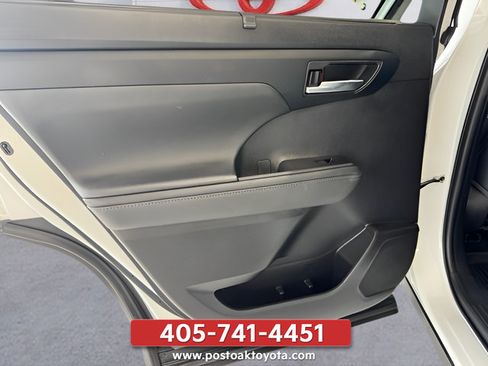 Used 2022 Toyota Highlander XLE AWD/4WD image 12