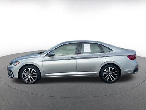 Used 2025 Volkswagen Jetta SE image 9