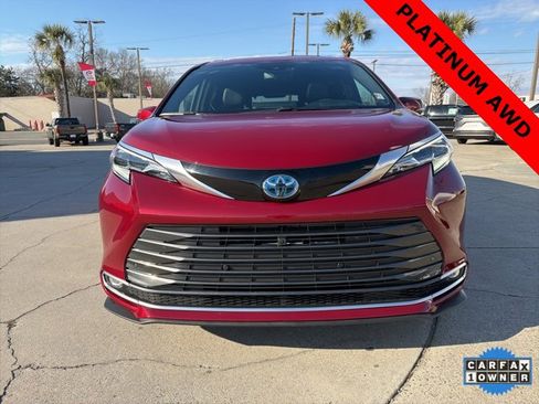 Used 2025 Toyota Sienna Platinum image 2