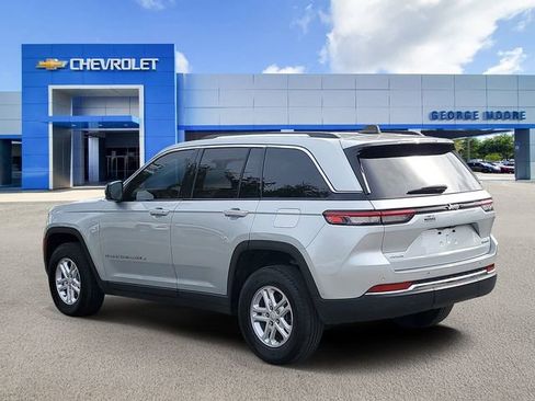 Used 2023 Jeep Grand Cherokee Laredo image 3