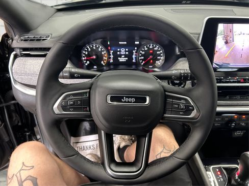 Used 2025 Jeep Compass Latitude w/ Convenience Group AWD/4WD image 16