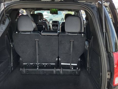 Used 2018 Dodge Grand Caravan SXT w/ Blacktop Package FWD image 32