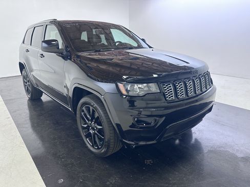 Used 2020 Jeep Grand Cherokee Altitude AWD/4WD image 2