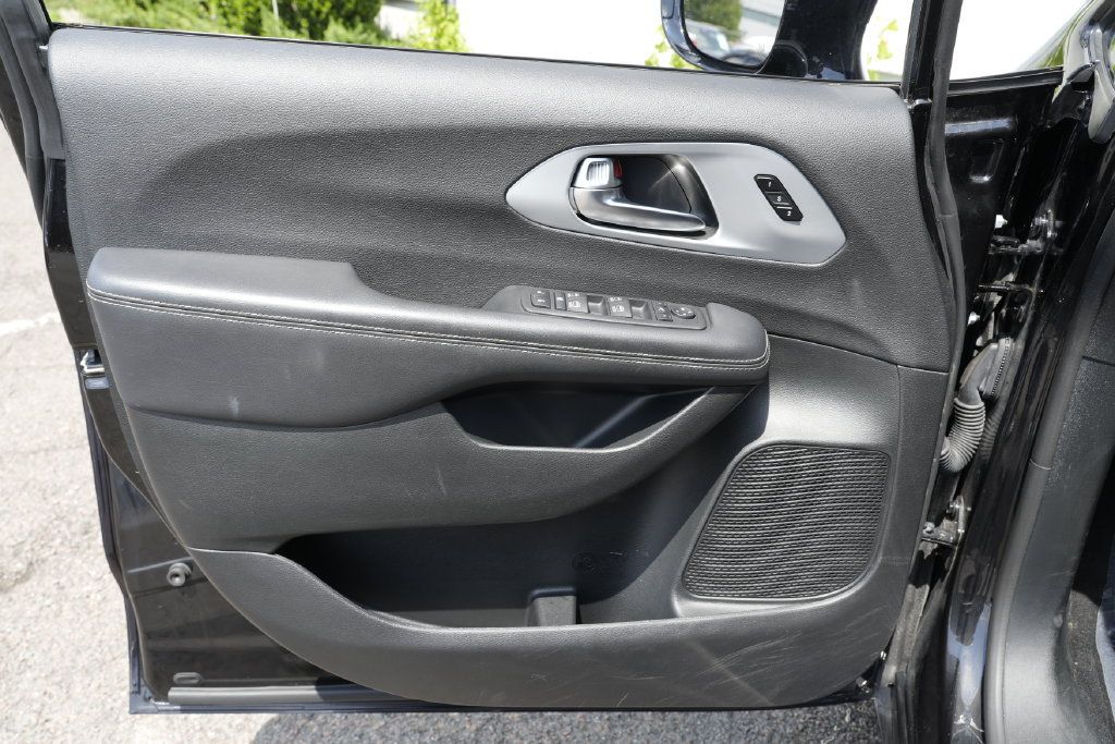 Used 2025 Chrysler Pacifica Limited FWD image 19