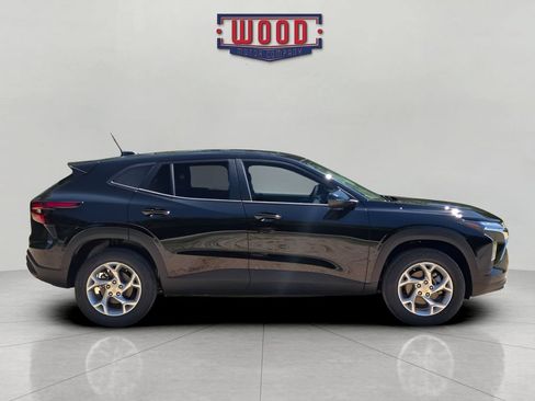 New 2026 Chevrolet Trax LS w/ LS Convenience Package FWD image 2
