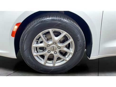 Used 2024 Chrysler Pacifica Touring-L image 20