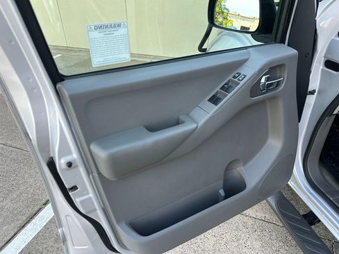 Used 2012 Nissan Frontier SV w/ SV Premium Utility Pkg image 13