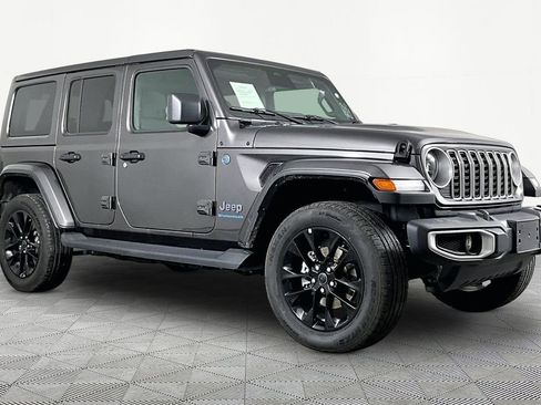 Used 2025 Jeep Wrangler Unlimited Sahara AWD/4WD image 3