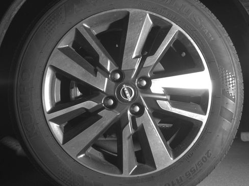 Used 2025 Nissan Versa SV image 12