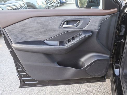 Used 2023 Nissan Rogue SV image 19