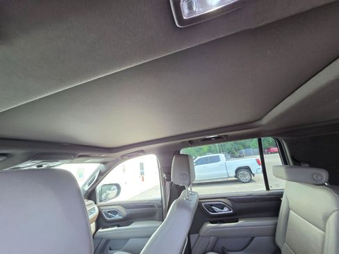 Used 2024 Chevrolet Suburban Z71 w/ Luxury Package AWD/4WD image 10