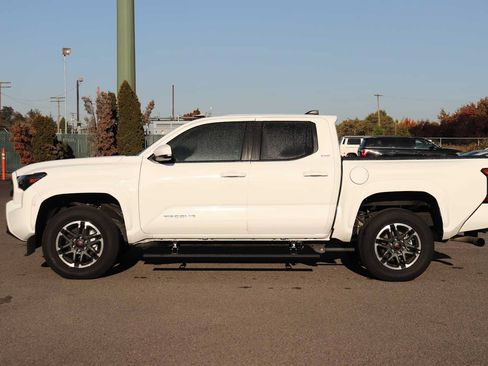 Certified 2025 Toyota Tacoma SR5 AWD/4WD image 8