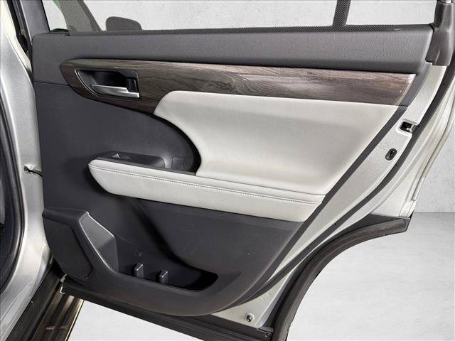 Used 2024 Toyota Highlander Platinum FWD image 17
